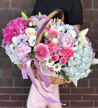 Цветочная композиция из Розы, Хризантемы, Пионы и Лизиантусы в корзине в Кумертау