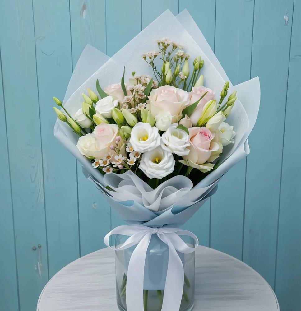 Букет цветов из: Розы и Лизиантусы в Кумертау