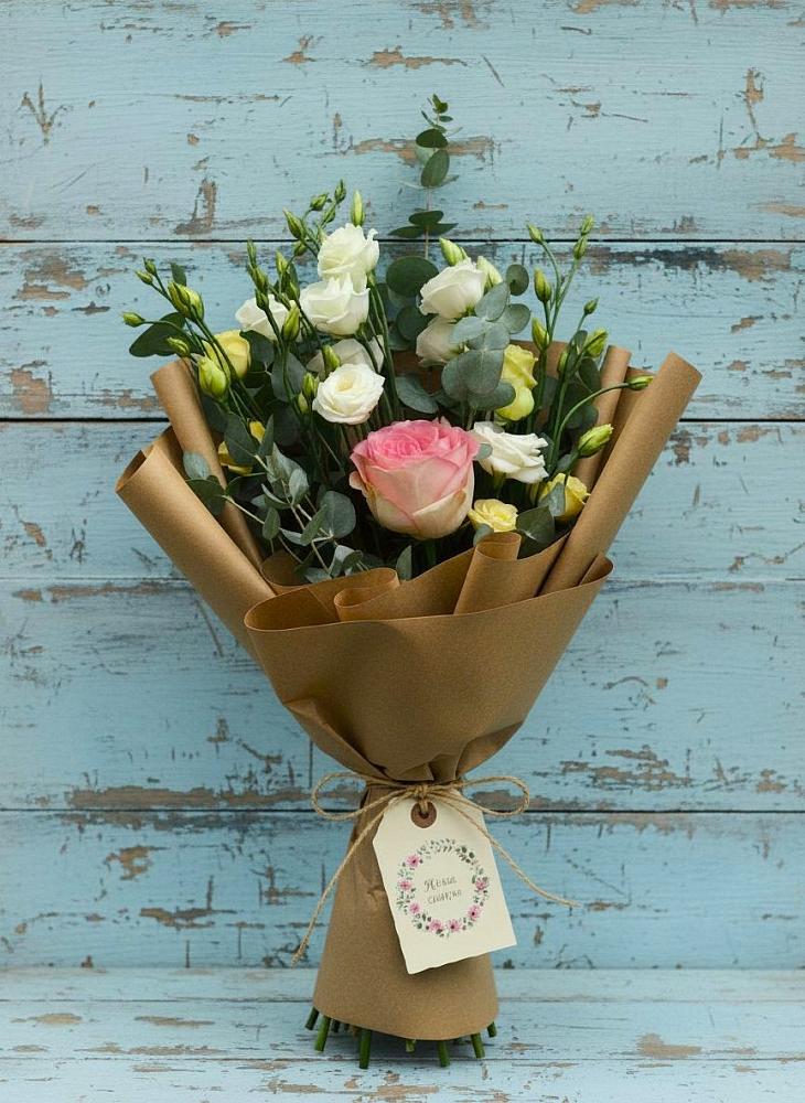 Букет цветов из: Розы и Лизиантусы в Кумертау