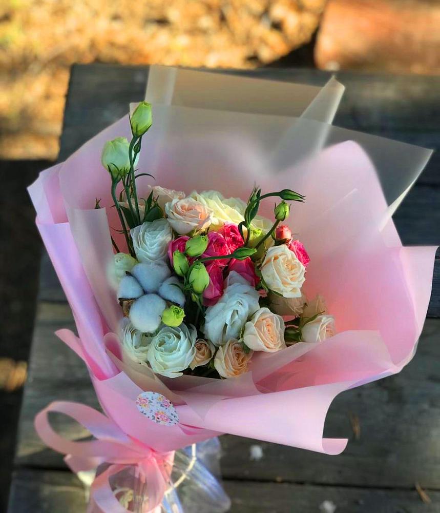 Букет цветов из: Розы и Лизиантусы в Кумертау