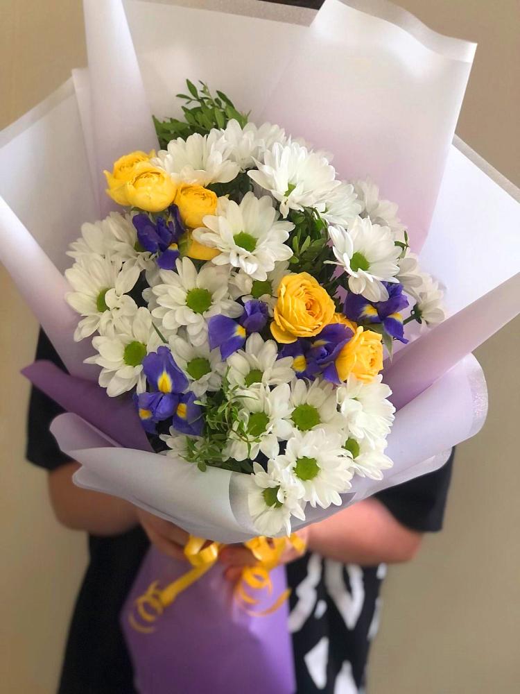 Букет цветов из: Ирисы, Хризантемы и Розы в Кумертау