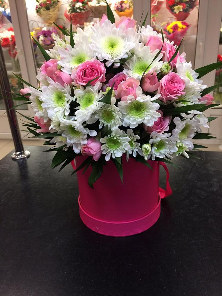 Цветочная композиция из Розы и Хризантемы в шляпной коробке в Кумертау