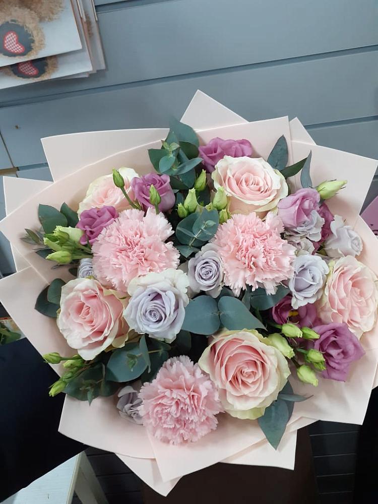 Букет цветов из: Розы, Гвоздики и Лизиантусы в Кумертау