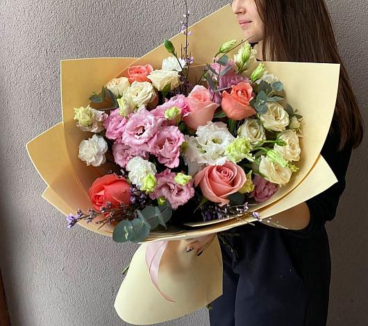 Букет цветов из: Розы, Лизиантусы и Гвоздики в Кумертау