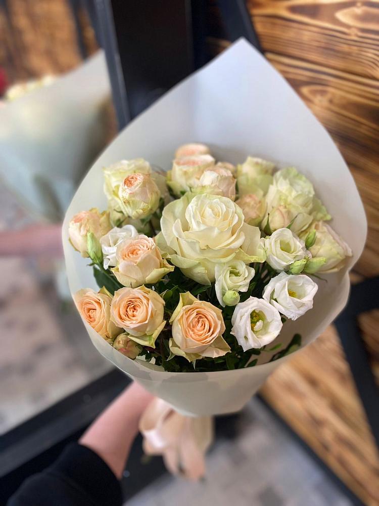 Букет цветов из: Розы и Лизиантусы в Кумертау