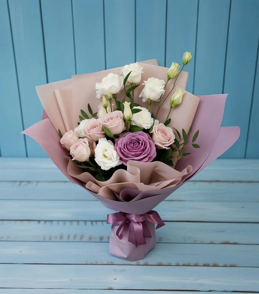 Букет цветов из: Розы и Лизиантусы в Кумертау